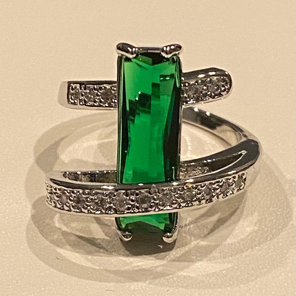 Elegant Silver and Green Gemstone Ring